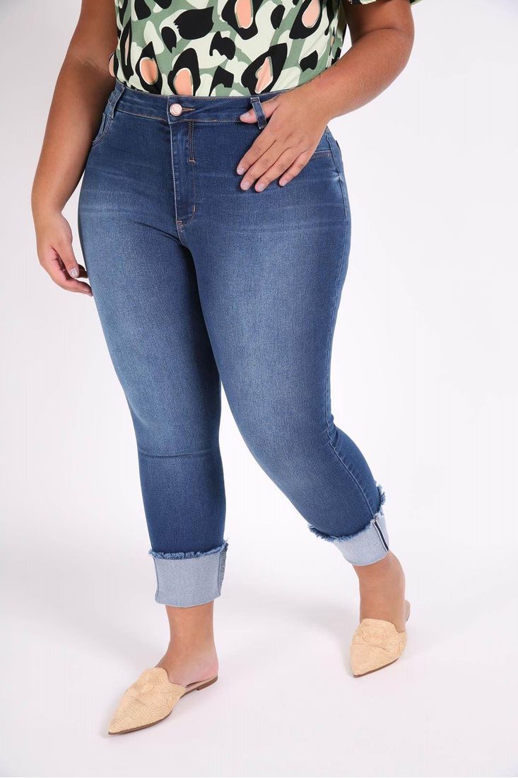 calça jeans com a barra virada