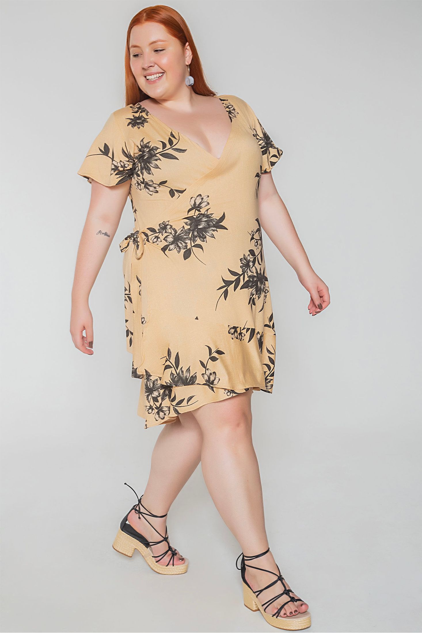Vestido-transpassado-floral-plus-size_0008_2